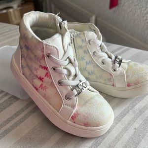 Like new MICHAEL KORS SHIMMERY PASTEL HIGH TOP zipper SNEAKERS. Size 7. EUC